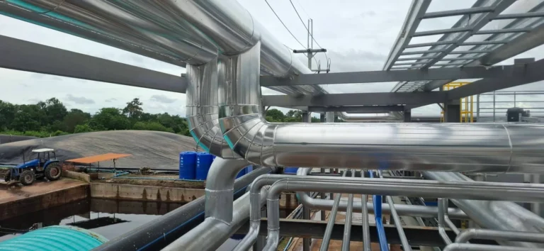 発電所配管のクラッディング断熱施工