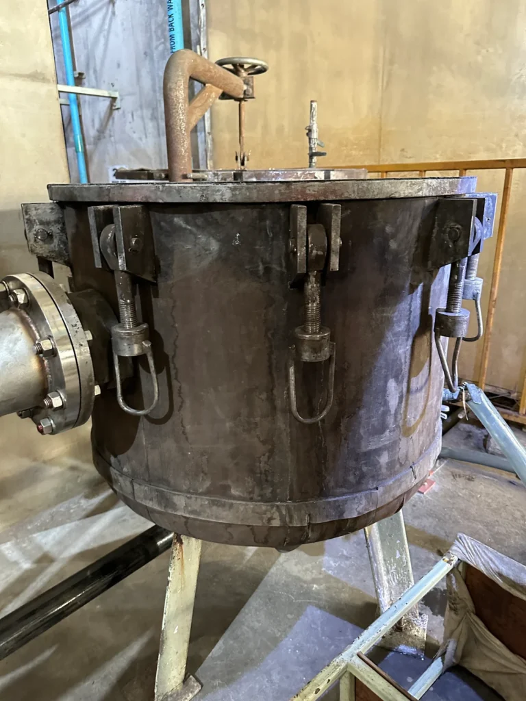 蒸気配管・薬品タンクへのロックウール断熱施工前