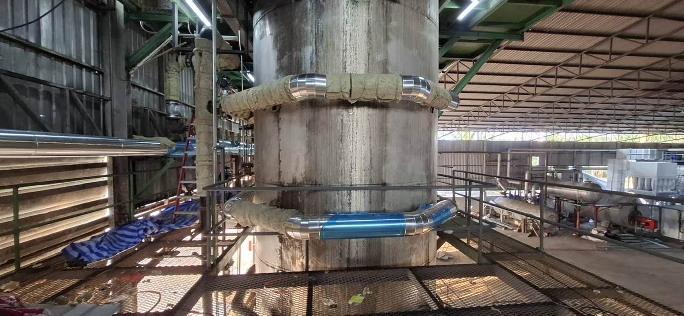 工場の大型円筒タンクに区画ごとに施工されたクラッディング断熱工事