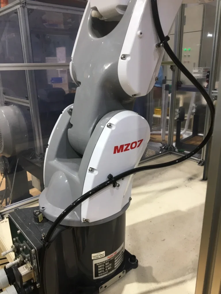 カバー取り付け前のNACHI MZ07ロボット