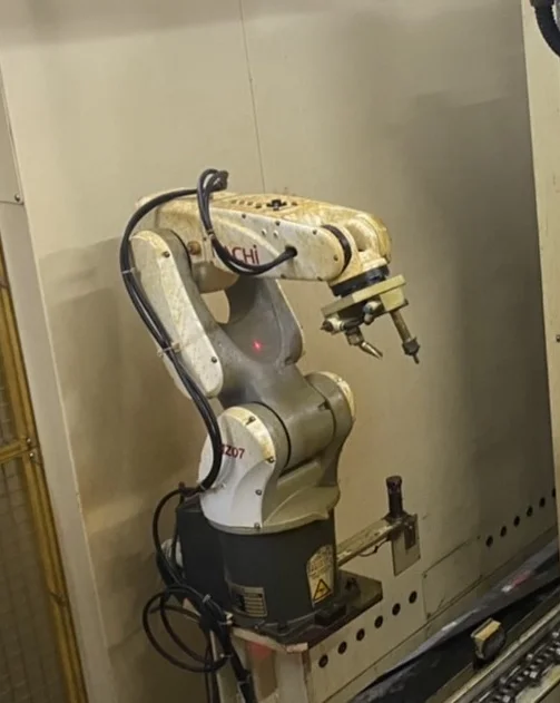 カバー取り付け前のNACHI MZ07ロボット