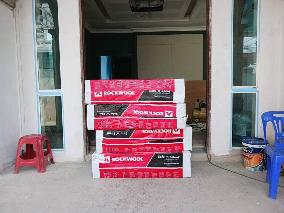 建設現場で施工前に一時保管されているロックウール Safe n Silent 断熱材