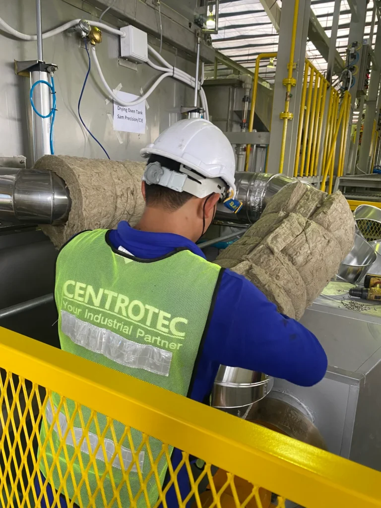 Centrotecチームによる断熱・クラッディング現場施工